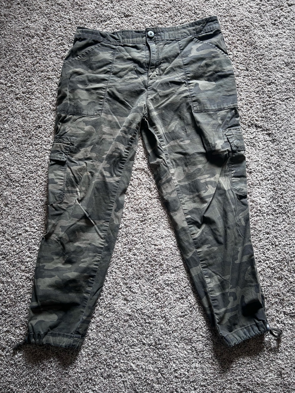 Sanctuary Social Standard Women's Cropped Cargo Pants in Green Camo.